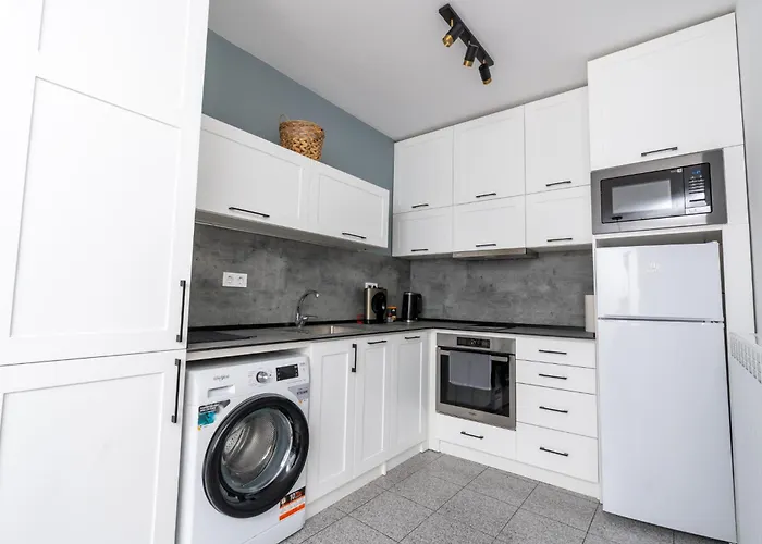 House Ema 2 アパート